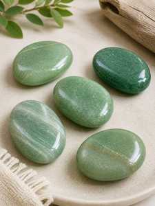 Piedra de palmilla de aventurina verde natural, suave, para curar el chakra del corazón, meditación, alivio de la ansiedad, abundancia y suerte. - Product Image 5