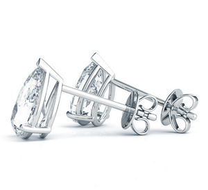 Boucles d'oreilles clous en or 14 carats, élégantes et modernes, avec diamant de laboratoire taille poire classique à trois griffes - Product Image 2