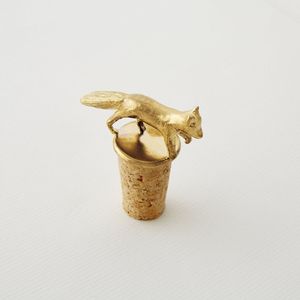 Bouchon de bouteille de vin en métal réutilisable de luxe avec dessus décoratif et anneau en silicone de qualité alimentaire pour une fermeture hermétique - Product Image 5