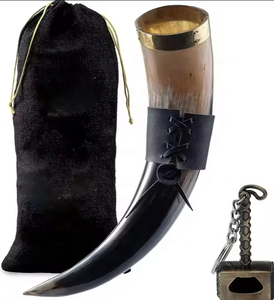 Cuerno de Sal Europeo Tradicional Tallado a Mano con Diseño Animal, Pulido, de Material Orgánico, para Beber y Soplar - Product Image 1