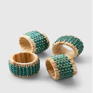 Anillo para servilletas de ratán tejido a mano con una tira geométrica entrelazada en verde esmeralda en el centro, disponible a precios de mayorista. - Product Image 3