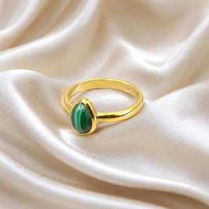 Anillo de Promesa Boho Minimalista Hecho a Mano con Plata de Ley 925 Pura, Gema de Malaquita Natural en Forma de Pera, Engaste de Bisel en Oro Rosa - Product Image 4