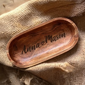 Tazón de Servir Familiar Personalizado de Madera de Acacia Artesanal, Plato Ovalado Hecho a Mano para Frutas, Pan y Bocadillos, Regalo Rústico para Cocina con Grabado Personalizado - Product Image 3