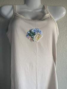 T-shirt en coton fait main avec patch brodé piment rouge, couleur gris, manches courtes, broderie au point de croix et travail de couture - Product Image 2