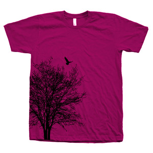 Camiseta unisex morada con cuello redondo, manga corta, 100% algodón, estampado de árbol y pájaro en la parte delantera, para todas las estaciones, corte regular, estilo urbano moderno. - Product Image 4