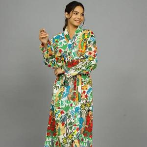 Robe de style kimono en coton pour femme avec motif floral imprimé à la main, conçue pour un sommeil confortable, pour se détendre et pour un usage quotidien - Product Image 1