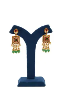 Collar de Perlas Blancas con Malla, Conjunto de Collar Kundan con Cuentas Verdes Bañadas en Oro y Trabajo de Perlas, Tradicional - Product Image 2