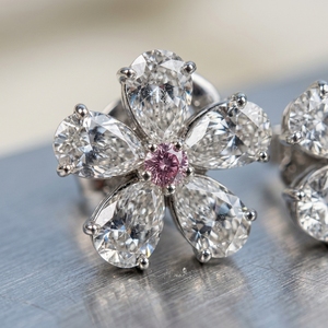 Pendientes de Flor con Diamantes Blancos y Rosados en Oro Blanco - Diseño Floral con Racimo de Pétalos en Forma de Pera, Regalo para Mujer - Product Image 4