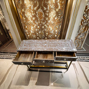 Table console exquise en incrustation de nacre avec cadre en métal doré Meubles artisanaux authentiques - Product Image 1