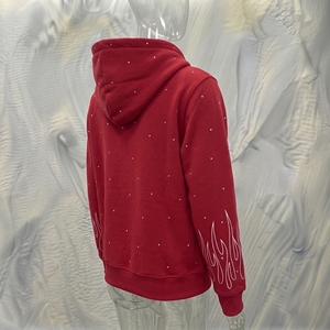 Sudadera con capucha roja Snow Grace, con cremallera, forro polar, detalles de pedrería y mangas con estampado de llamas - Product Image 4