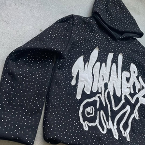 Sweat à capuche homme streetwear en molleton de coton surdimensionné, avec broderies et patchs effet vieilli, logo personnalisé, pour l'hiver - Product Image 3