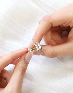 แหวนเพชรทรงเอเมอรัลด์ 1.01 กะรัต สร้างในห้องปฏิบัติการสุดหรู สำหรับผู้หญิง ทองคำแท้ 14K ของขวัญงานแต่งงานสำหรับแฟนสาว - Product Image 5