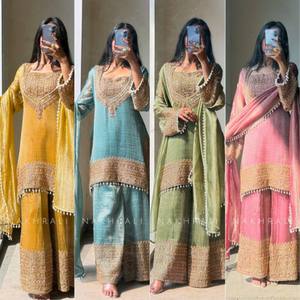 Ensemble de robe de mariée traditionnelle indienne pakistanaise en soie moutarde brodée pour femmes, avec dupatta et chaussons assortis - Product Image 2