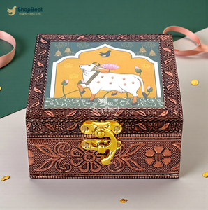 Juego de bandejas redondas de metal refinado estilo pichwai con delicados diseños de aves y flores, disponible a precios de mayorista. - Product Image 5