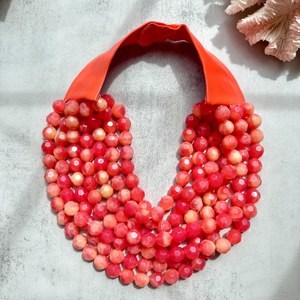 Collier confortable en résine de forme personnalisée, perles rondes, de qualité supérieure, idéal pour un cadeau de mariage, disponible à prix abordable par UO - Product Image 2