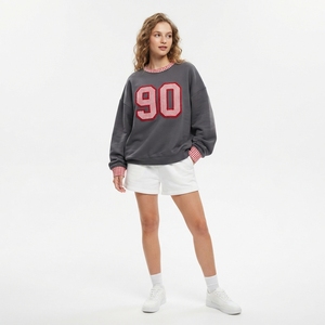 Sweat-shirt gris oversize pour femme avec broderie du numéro 90 rouge, poignets à carreaux, col rond, manches longues, tenue décontractée d'été, vente en gros - Product Image 1