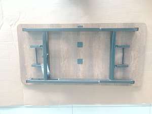 Mesa de comedor plegable con tablero de madera y patas de metal, adecuada para decoración de oficina o hogar. - Product Image 6