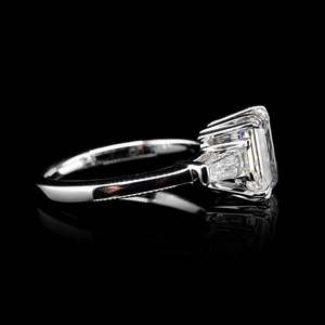Proveedor B2B de Moissanita VVS DIAM Premium, Anillo de Platino 950 de Alta Gama con Corte Esmeralda, Engaste de Tres Piedras con Garras y Laterales Cónicos de Baguette - Product Image 2