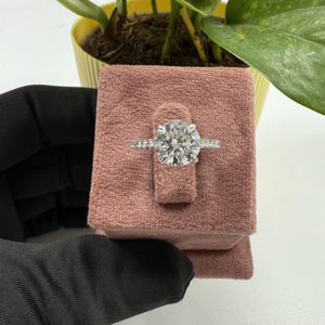 Bague de fiançailles solitaire pour femme, diamant de laboratoire rond de 3 carats, or jaune 14 carats, bijoux de mariage raffinés. - Product Image 1