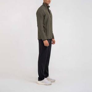 เสื้อแจ็คเก็ตผู้ชายสีเขียวมะกอก กันน้ำ ระบายอากาศได้ดี ดีไซน์ช่วงอก น้ำหนักเบา เสื้อผ้ากีฬา ขายส่ง เสื้อแจ็คเก็ตสีเขียว คุณภาพระดับอุตสาหกรรม - Product Image 4