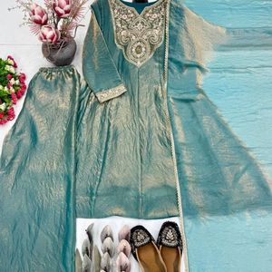 Ensemble de tenue ethnique de soirée de créateur en soie brodée lourde avec palazzo et dupatta à bordure en dentelle fantaisie, vente en gros - Product Image 2
