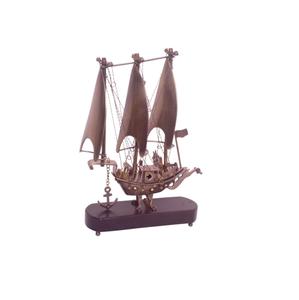 Ornement nautique en laiton représentant un bateau en pleine navigation pour les intérieurs d'inspiration marine, les concepts d'aménagement océanique et les espaces de vie côtiers - Product Image 3