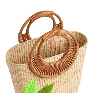 Bolso de mano de paja tejida con patrón de hojas bordadas, asas de madera, color beige, estilo casual para uso diario. - Product Image 2