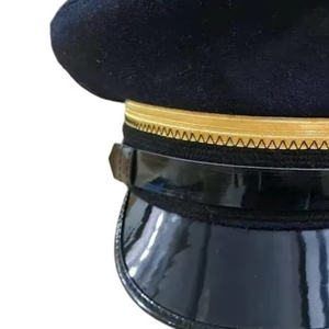 หมวกปีกแหลมสีดำลายทางปักลายพร้อมตราปักโลหะและที่คาดผม - เครื่องประดับศีรษะสำหรับผู้ใหญ่แบบยูนิเซ็กซ์ - Product Image 4