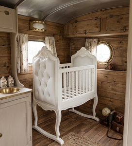 Lit bébé sculpté en acajou, mobilier de chambre d'enfant fait main d'Indonésie AQM780 - Product Image 2