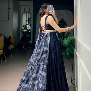 Lehenga Choli en Soie Bleue Premium Entièrement Cousu pour Navratri avec Dupatta en Satin Imprimé et Dentelle Miroir – Prix de Gros par Royal Exports - Product Image 4
