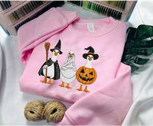 Sudadera de Algodón 100% con Forro Polar, Bordado Rosa Personalizado/OEM, Diseño de Pato de Halloween, Bruja y Fantasma Divertidos, Cuello Redondo, Temporada Espeluznante - Product Image 2
