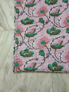 Edredón Kantha Estampado Floral con Tacto Suave y Estándar, Sábana Cosida para su Cama, de un Proveedor Indio de Mantas de Algodón - Product Image 2