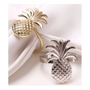 Porte-serviettes décoratif de luxe en aluminium doré, motif ananas, moderne, écologique, durable, personnalisable, en stock, pour mariage tropical - Product Image 6