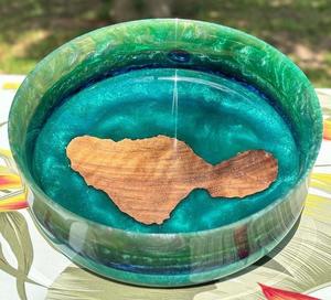 Bol en résine époxy et bois fait main de haute qualité, sans BPA, résistant au lave-vaisselle, idéal pour servir des collations, des salades, et une utilisation décorative en intérieur. - Product Image 4