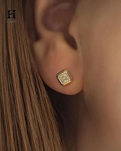 Pendientes de Lujo con Incrustaciones de Diamantes Corte Asscher, Modernos Pendientes Cuadrados de Diamantes en Oro de 14K, Joyería Elegante y Minimalista para Hombres y Mujeres - Product Image 5