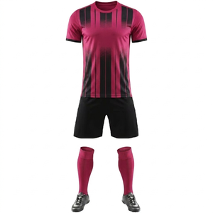 Ensemble de maillot de foot rose et noir rayé personnalisé, respirant, séchage rapide, coupe athlétique, manches courtes, vêtements en polyester pour toutes les saisons - Product Image 1