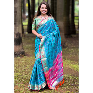 Sari traditionnel indien de luxe tissé à la main en soie Patola bleu ciel douce, orné de Meenakari et de Zari, par Elite Weaves - Product Image 5