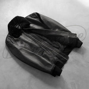 Blouson aviateur homme noir en similicuir de qualité supérieure avec col en fourrure amovible, coupe ajustée, pour l'hiver - Product Image 1