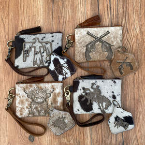 Nueva venta al por mayor de pelo personalizado en cuero de vaca grabado láser muñequera borla bolsa cuero de vaca grabado láser llavero Combo Set - Product Image 3