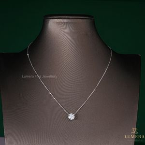สร้อยคอเพชรทรงกลมคลาสสิก เพชรเพาะเลี้ยงในห้องปฏิบัติการ พร้อมใบรับรอง IGI ตัวเรือนแบบสี่ขา จัดวางเพชรอย่างประณีต ของขวัญเครื่องประดับชั้นดีสำหรับเธอ - Product Image 2