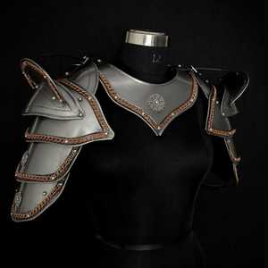 Pechera de acero niquelado negro con diseño antiguo y forma irregular para exhibición de arte coleccionable - Product Image 2