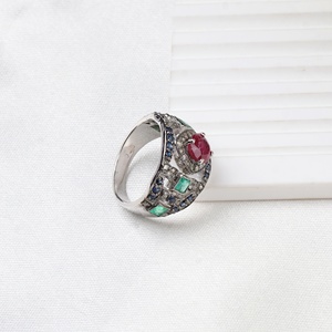 Vente en gros de bagues larges en argent sterling 925 massif avec rubis, émeraudes, saphirs et diamants naturels, bijoux Memoria - Product Image 2