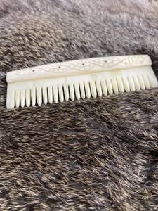 Peigne à cheveux personnalisable en corne de buffle, incrustation d'os animal sculpté, écologique, design imitation antique, technique de fabrication de style porte - Product Image 2