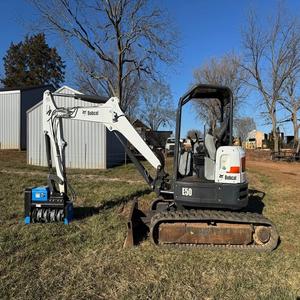 Mini-excavatrice Bobcat E50, machine compacte et robuste, idéale pour la construction, l'aménagement paysager, le creusement de fossés et les travaux de terrassement. - Product Image 5