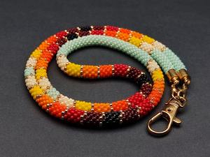 Cadena corporal hecha a mano con cuentas y cierre dorado, con diseño de rayas en azul claro, crema, amarillo, naranja, rojo, granate y negro. - Product Image 4