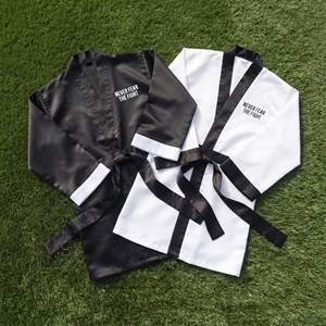 Robe de boxe professionnelle légère en satin à capuche – Tenue personnalisée pour les combats de boxe et l'entraînement aux arts martiaux - Product Image 1