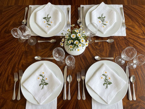 Serviette de table carrée classique personnalisée en coton, brodée de fleurs de marguerite blanches, faite à la main, durable, réutilisable, lavable en machine, taille standard pour la maison - Product Image 3