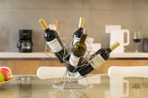 MR HANDICRAFT Porte-bouteilles de vin en métal argenté géométrique moderne, centre de table décoratif, support à vin abstrait en fil de diamant - Product Image 6