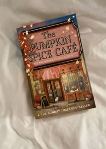 Le livre broché « The Pumpkin Spice Cafe » de Laurie Gilmore. C'est la saison pour tomber amoureux. Une histoire d'amour de petite ville, pleine de bonheur. - Product Image 2