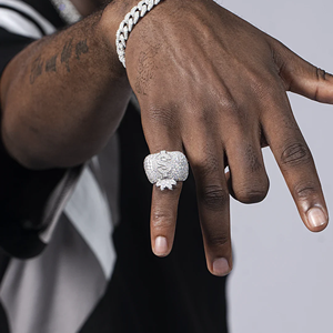 Bague de fiançailles de luxe en moissanite, plaquée argent, sertie de griffes, 0,5 carat, modèle Elite Crown Band - Product Image 5